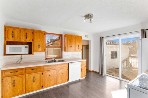 4829 54 Street, Olds, AB - Indoor Photo Showing Kitchen With Double Sink