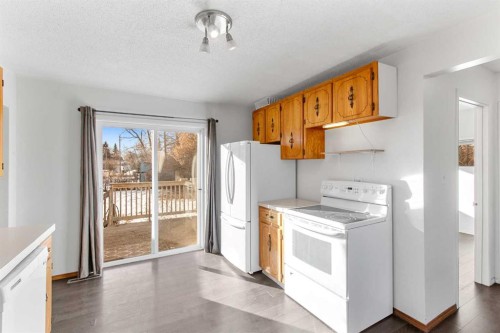 4829 54 Street, Olds, AB - Indoor Photo Showing Kitchen