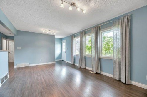 8319 Bowness Road, Calgary, AB - Indoor Photo Showing Other Room