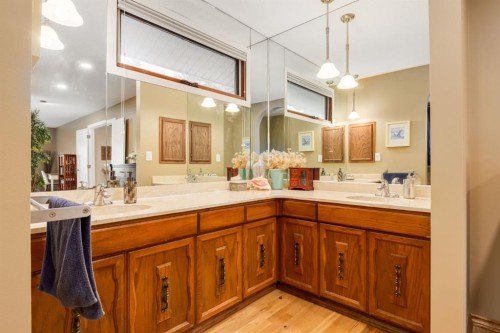 16 Silvercreek Place Nw, Calgary, AB - Indoor Photo Showing Bathroom