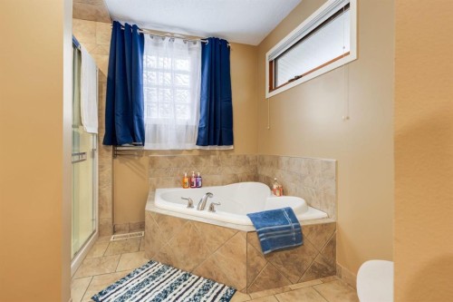 16 Silvercreek Place Nw, Calgary, AB - Indoor Photo Showing Bathroom