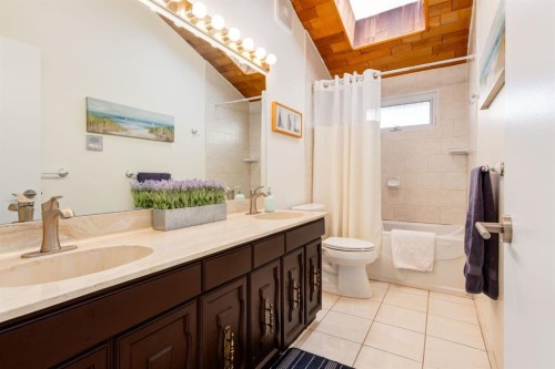 16 Silvercreek Place Nw, Calgary, AB - Indoor Photo Showing Bathroom
