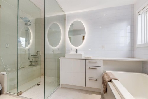 16 Silvercreek Place Nw, Calgary, AB - Indoor Photo Showing Bathroom