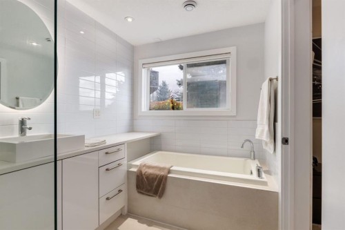 16 Silvercreek Place Nw, Calgary, AB - Indoor Photo Showing Bathroom
