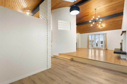 639 Canterbury Drive Sw, Calgary, AB - Indoor Photo Showing Other Room