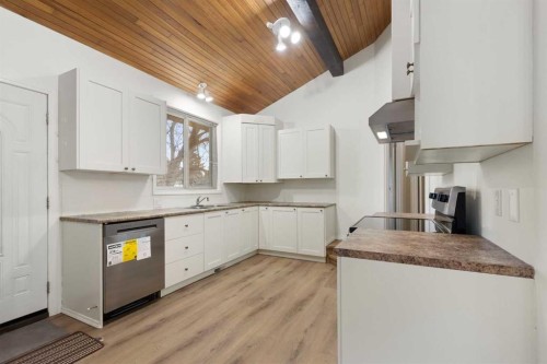 639 Canterbury Drive Sw, Calgary, AB - Indoor Photo Showing Kitchen