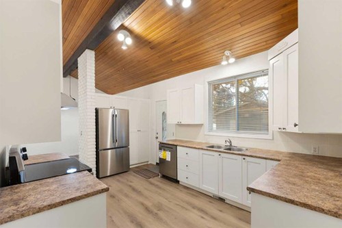 639 Canterbury Drive Sw, Calgary, AB - Indoor Photo Showing Kitchen With Double Sink
