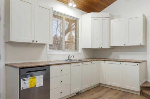 639 Canterbury Drive Sw, Calgary, AB - Indoor Photo Showing Kitchen With Double Sink