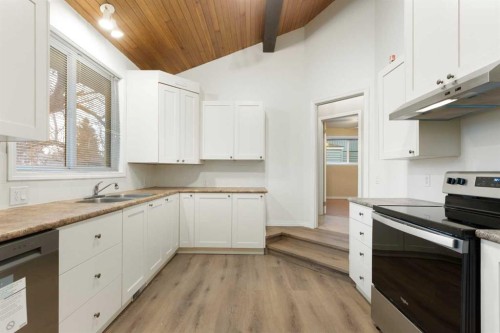 639 Canterbury Drive Sw, Calgary, AB - Indoor Photo Showing Kitchen With Double Sink
