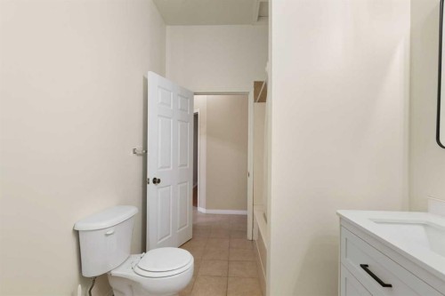 639 Canterbury Drive Sw, Calgary, AB - Indoor Photo Showing Bathroom