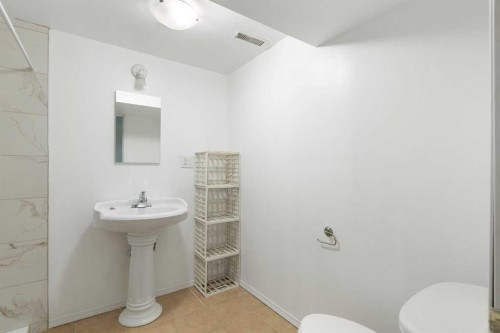 639 Canterbury Drive Sw, Calgary, AB - Indoor Photo Showing Bathroom
