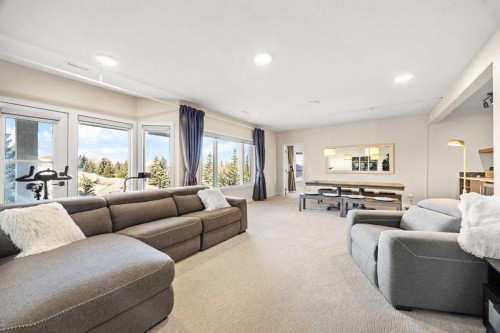 271 Hamptons Terrace Nw, Calgary, AB - Indoor Photo Showing Living Room