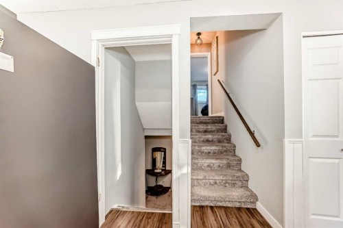 7840 20A Street Se, Calgary, AB - Indoor Photo Showing Other Room