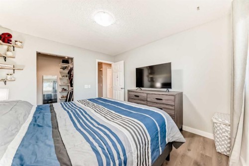 7840 20A Street Se, Calgary, AB - Indoor Photo Showing Bedroom