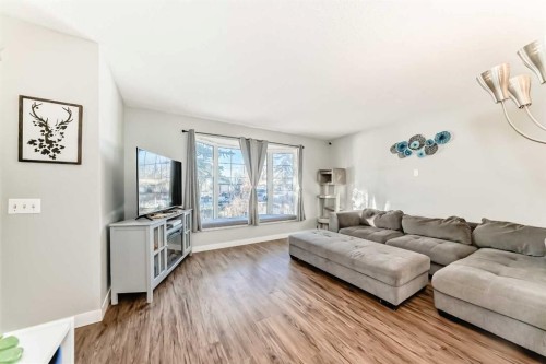 7840 20A Street Se, Calgary, AB - Indoor Photo Showing Living Room