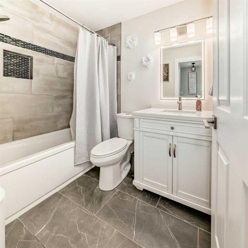 7840 20A Street Se, Calgary, AB - Indoor Photo Showing Bathroom
