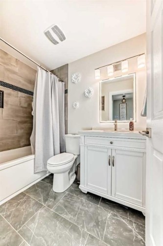 7840 20A Street Se, Calgary, AB - Indoor Photo Showing Bathroom