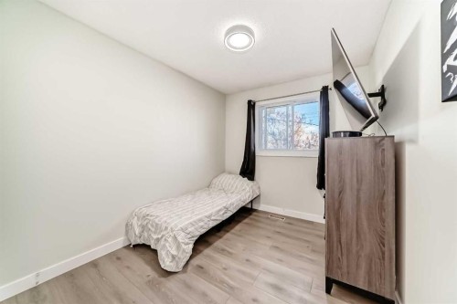 7840 20A Street Se, Calgary, AB - Indoor Photo Showing Bedroom