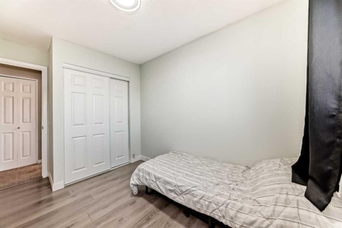 7840 20A Street Se, Calgary, AB - Indoor Photo Showing Bedroom
