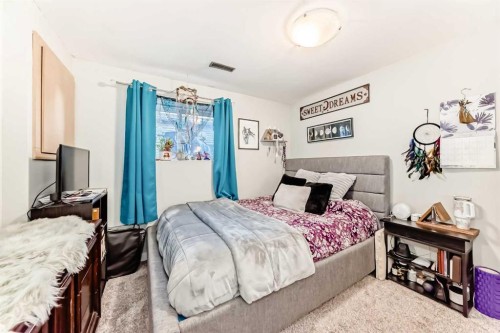 7840 20A Street Se, Calgary, AB - Indoor Photo Showing Bedroom