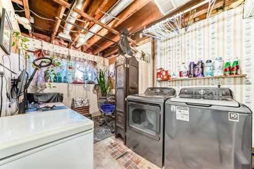 7840 20A Street Se, Calgary, AB - Indoor Photo Showing Laundry Room
