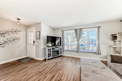 7840 20A Street Se, Calgary, AB - Indoor Photo Showing Living Room