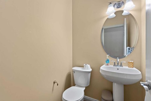 137 Copperleaf Bay Se, Calgary, AB - Indoor Photo Showing Bathroom