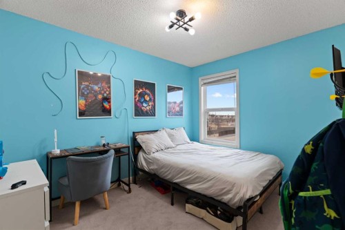 137 Copperleaf Bay Se, Calgary, AB - Indoor Photo Showing Bedroom