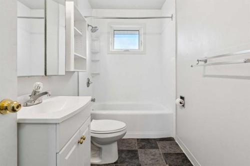 1816 42 Street Se, Calgary, AB - Indoor Photo Showing Bathroom