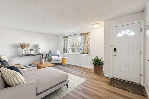 1816 42 Street Se, Calgary, AB - Indoor Photo Showing Living Room