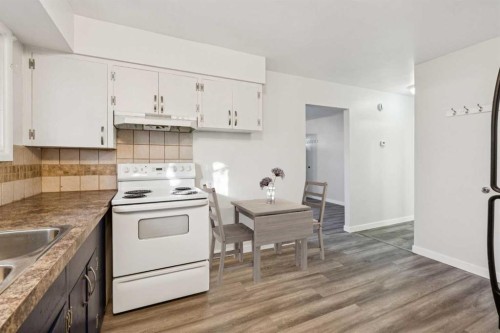1816 42 Street Se, Calgary, AB - Indoor Photo Showing Kitchen