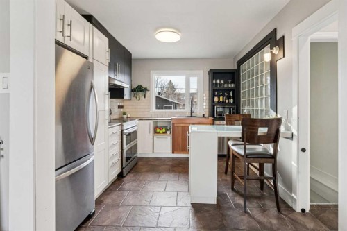 7511 36 Avenue Nw, Calgary, AB - Indoor Photo Showing Kitchen