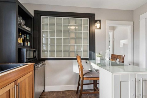 7511 36 Avenue Nw, Calgary, AB - Indoor Photo Showing Kitchen