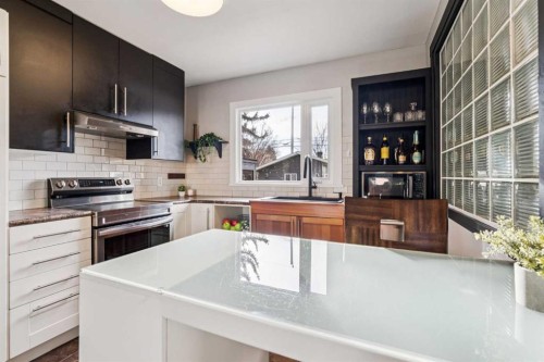 7511 36 Avenue Nw, Calgary, AB - Indoor Photo Showing Kitchen With Upgraded Kitchen