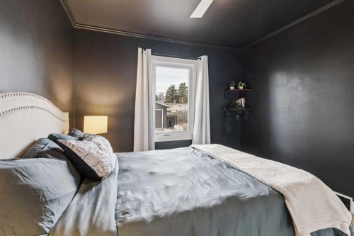 7511 36 Avenue Nw, Calgary, AB - Indoor Photo Showing Bedroom