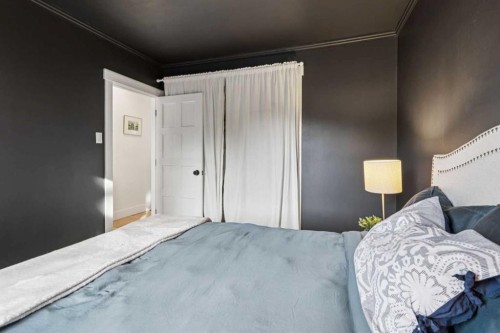 7511 36 Avenue Nw, Calgary, AB - Indoor Photo Showing Bedroom