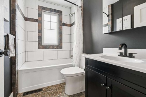 7511 36 Avenue Nw, Calgary, AB - Indoor Photo Showing Bathroom