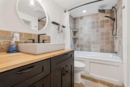 7511 36 Avenue Nw, Calgary, AB - Indoor Photo Showing Bathroom
