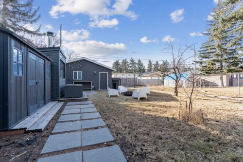 7511 36 Avenue Nw, Calgary, AB - Outdoor