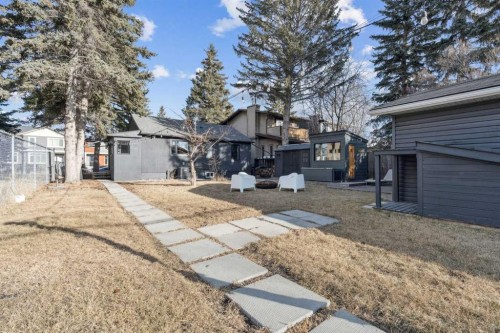 7511 36 Avenue Nw, Calgary, AB - Outdoor