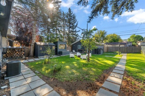 7511 36 Avenue Nw, Calgary, AB - Outdoor