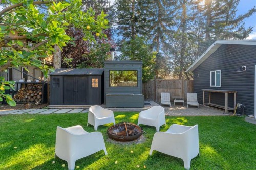 7511 36 Avenue Nw, Calgary, AB - Outdoor