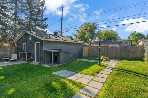 7511 36 Avenue Nw, Calgary, AB - Outdoor
