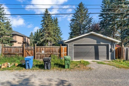 7511 36 Avenue Nw, Calgary, AB - Outdoor