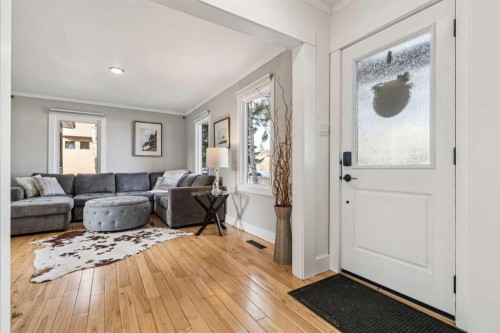 7511 36 Avenue Nw, Calgary, AB - Indoor Photo Showing Living Room
