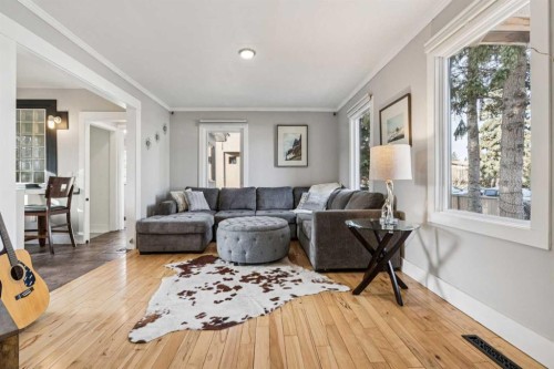 7511 36 Avenue Nw, Calgary, AB - Indoor Photo Showing Living Room