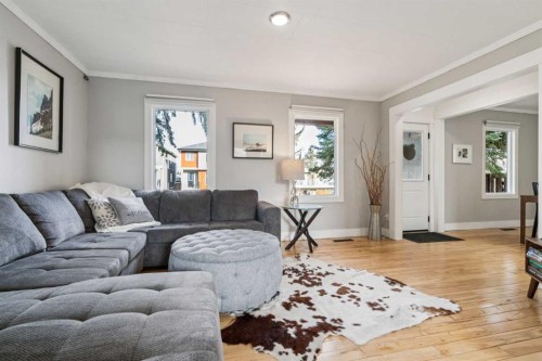 7511 36 Avenue Nw, Calgary, AB - Indoor Photo Showing Living Room