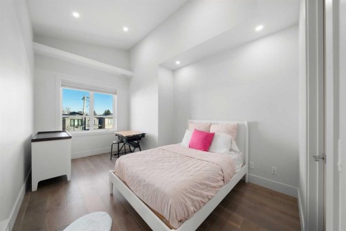 4906 21 Street Sw, Calgary, AB - Indoor Photo Showing Bedroom