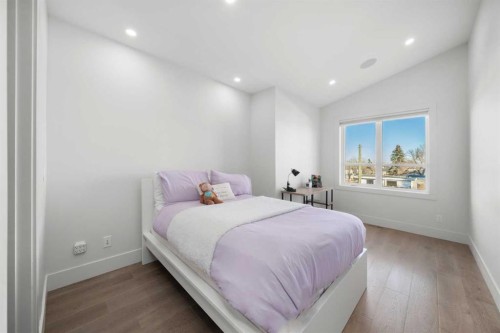 4906 21 Street Sw, Calgary, AB - Indoor Photo Showing Bedroom