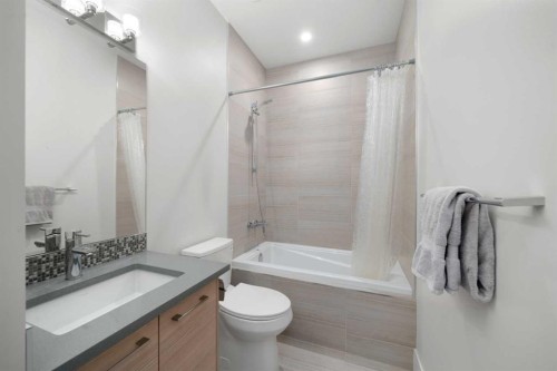 4906 21 Street Sw, Calgary, AB - Indoor Photo Showing Bathroom
